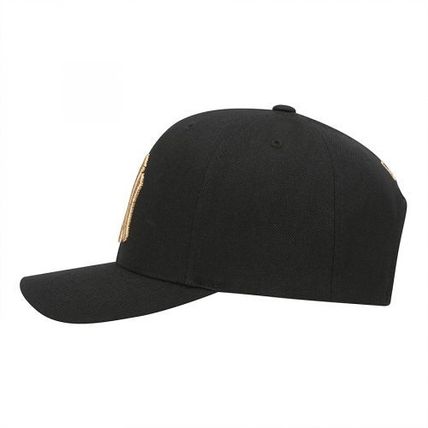Fashionable Unisex Baseball Caps With Embroidered Logo & Adjustable Buckle