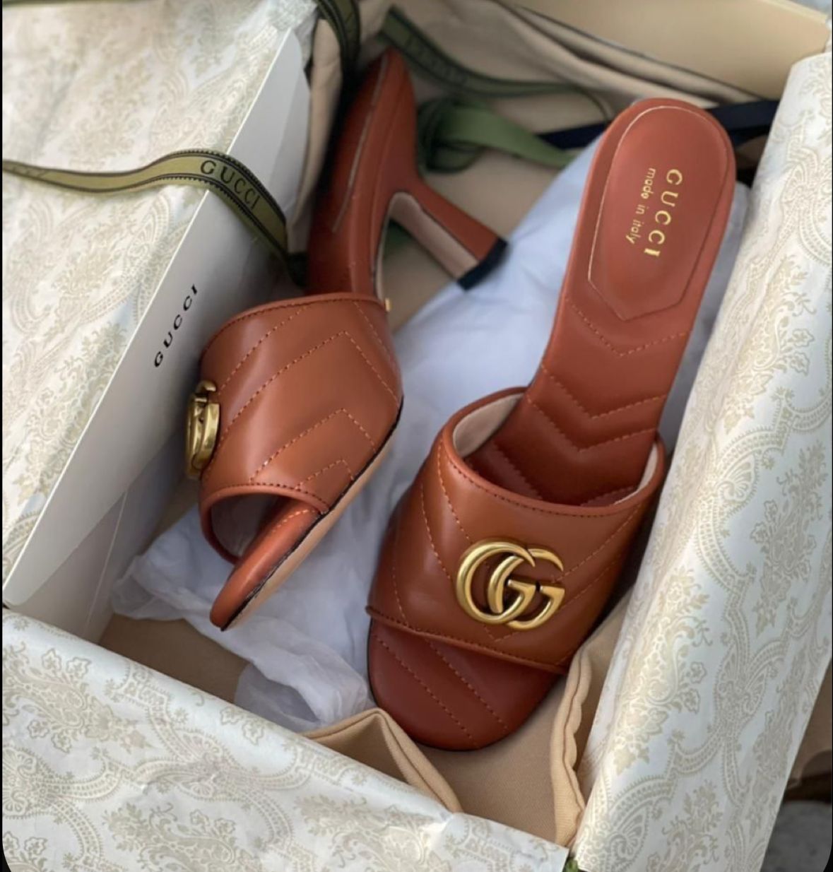 PREMIUM LOGO HEELS