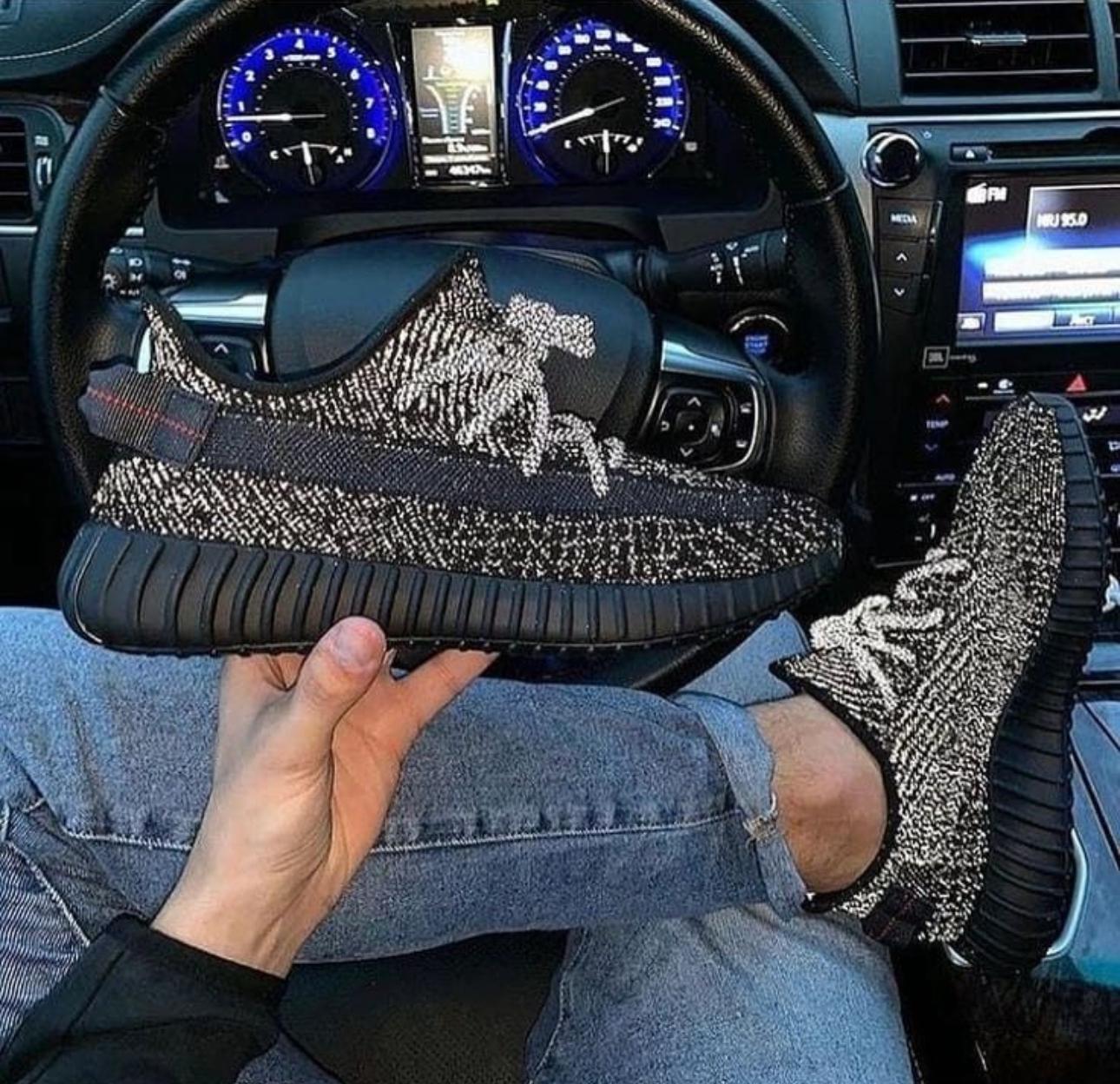 YEEZY 350 V2 SNEAKER FOR MEN