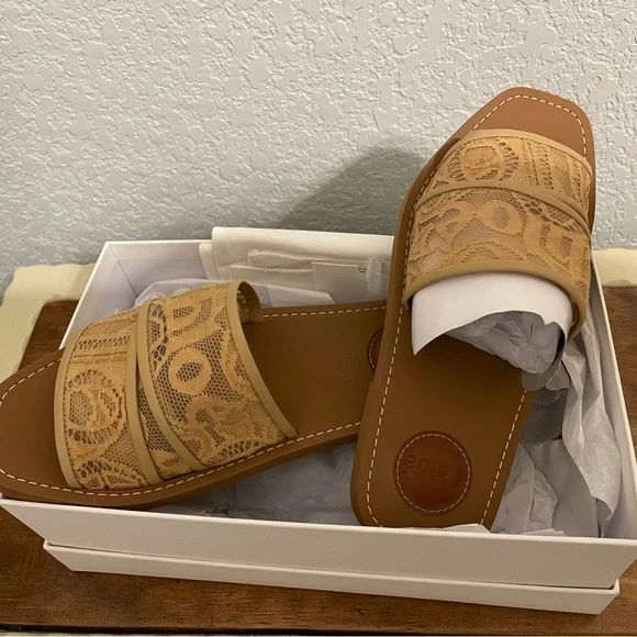 LUXURY WOODY FLATS FOR WOMEN