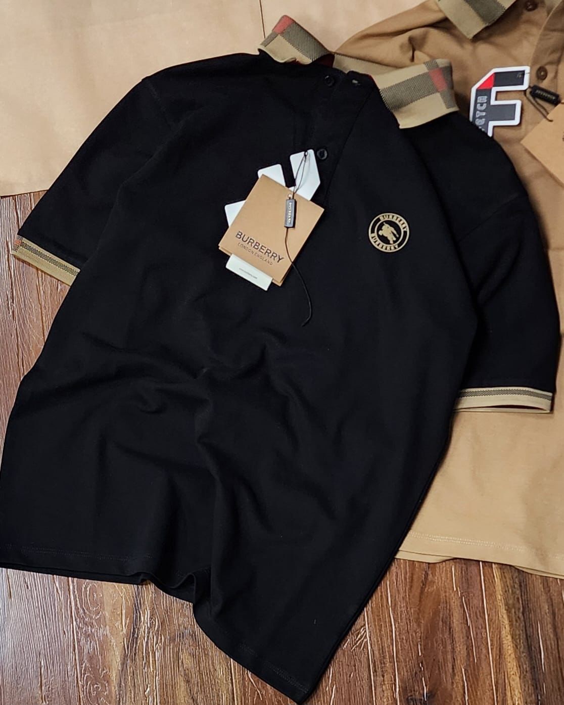 EMBROIDERED LOGO SOLID PATTERN TSHIRT