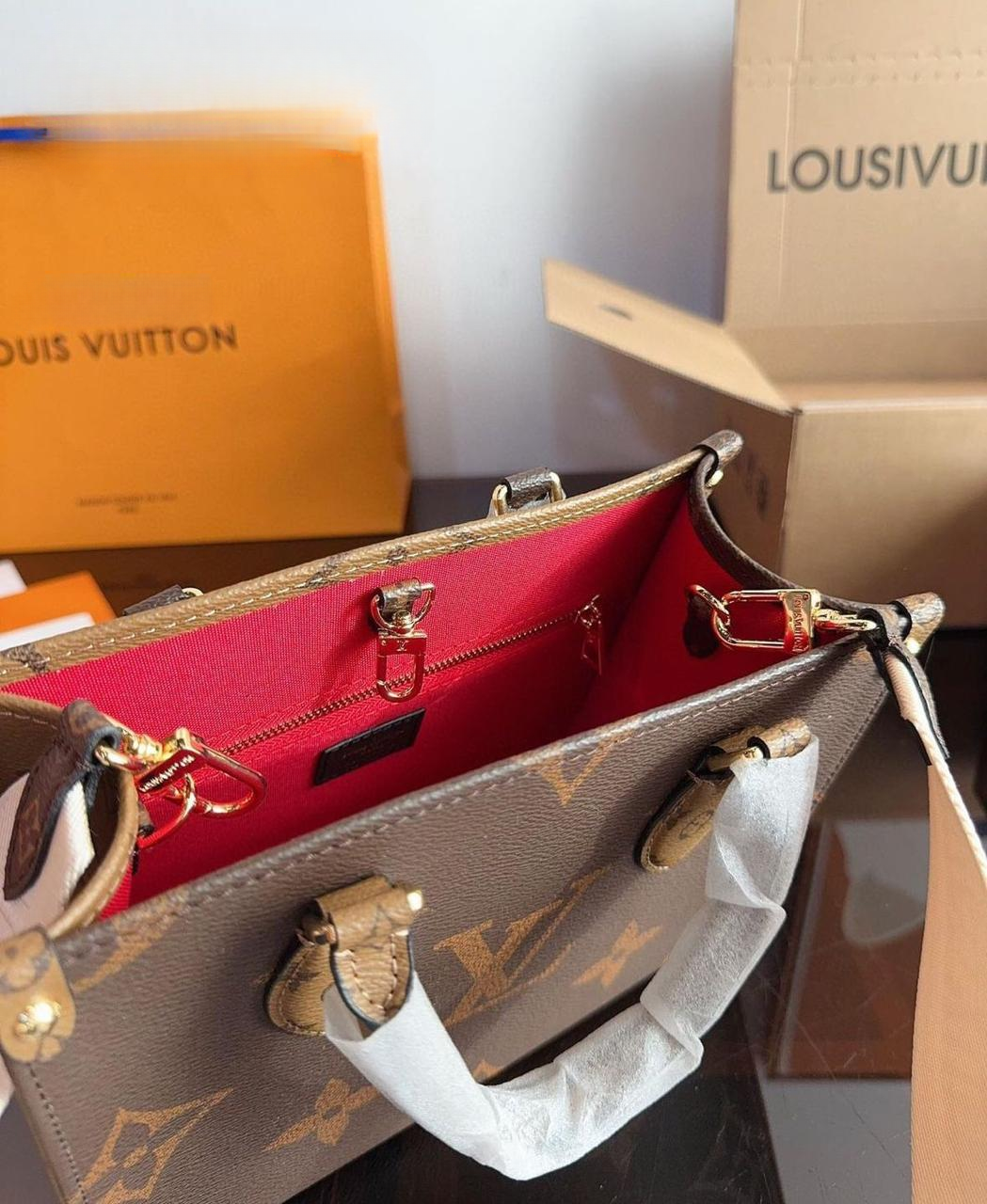 LUXURY ON THE GO PM HANDBAG FOR WOMEN
