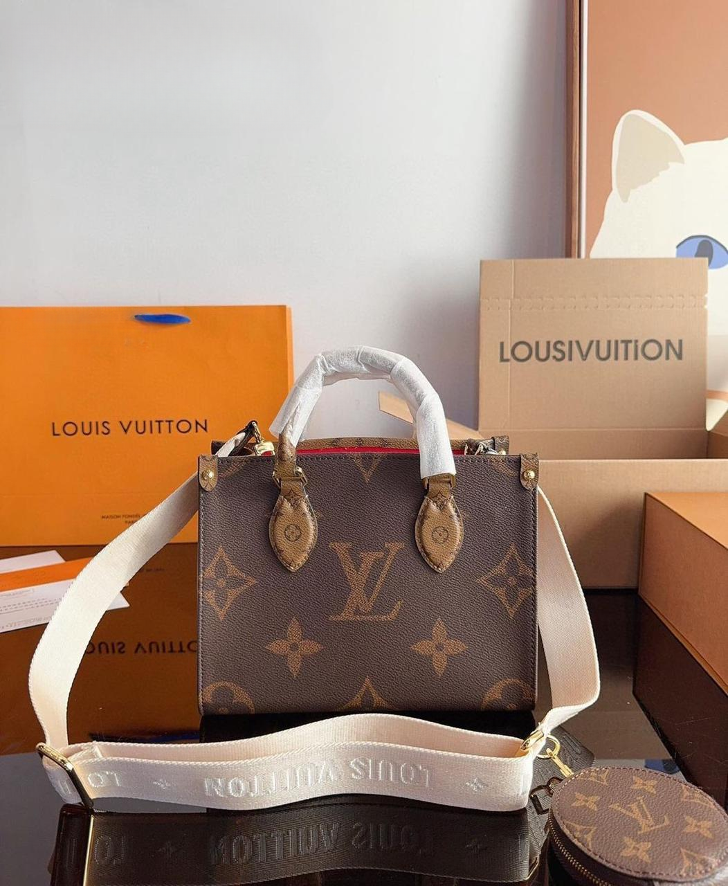 LUXURY ON THE GO PM HANDBAG FOR WOMEN