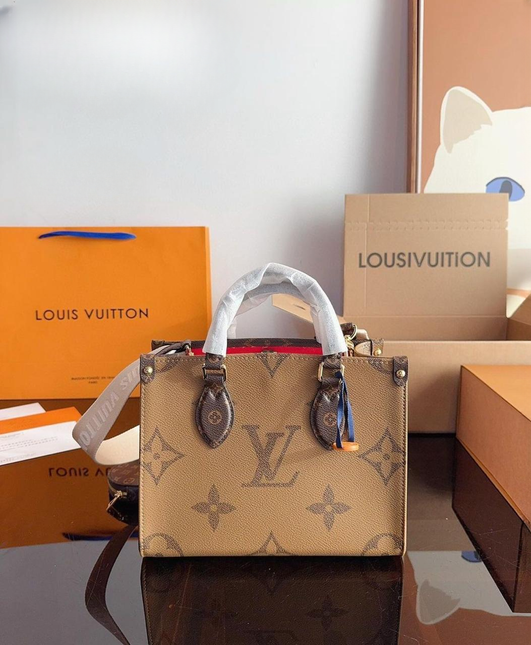 LUXURY ON THE GO PM HANDBAG FOR WOMEN