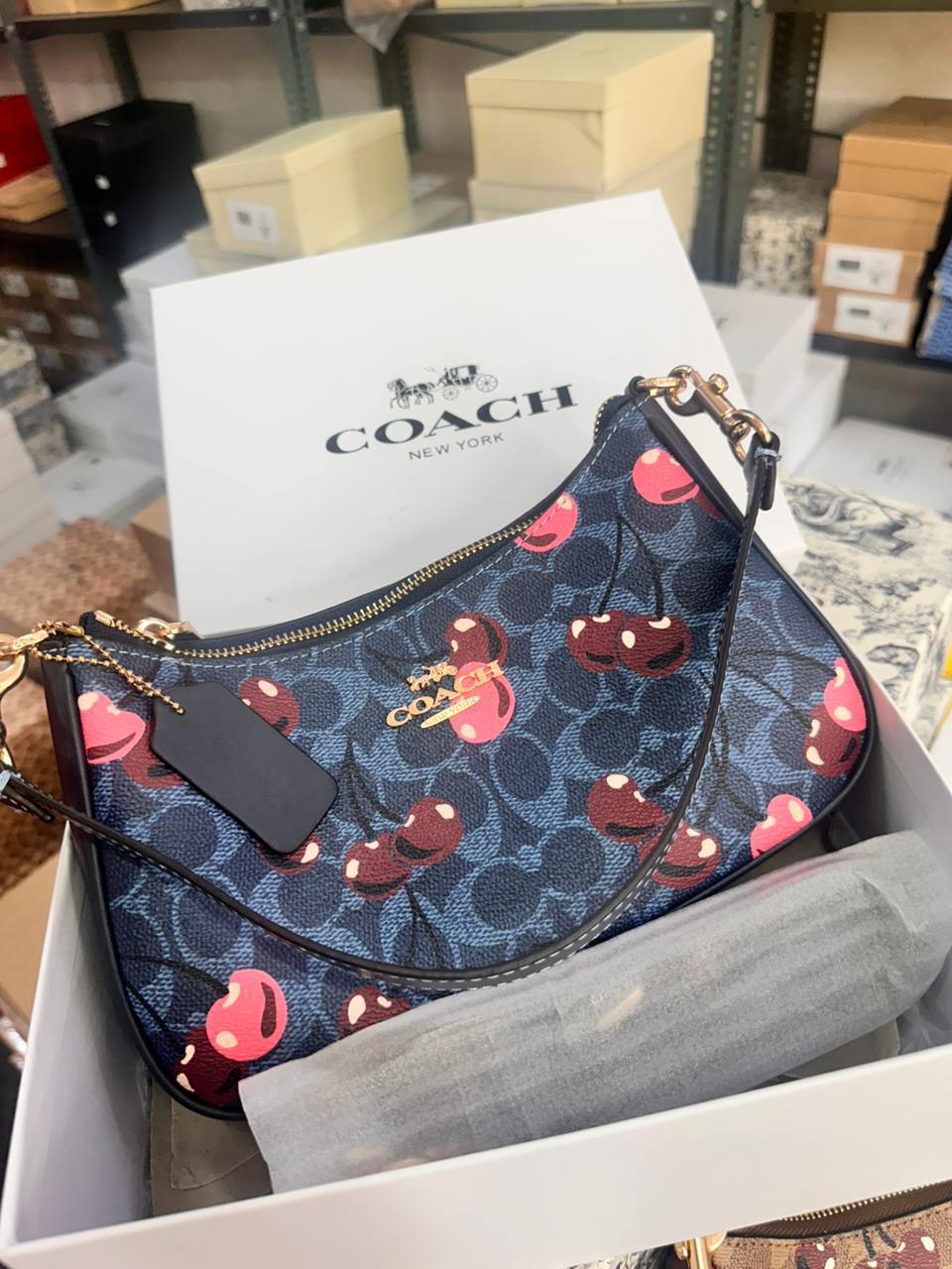 PREMIUM SHOULDER SLING BAG IN TOWN