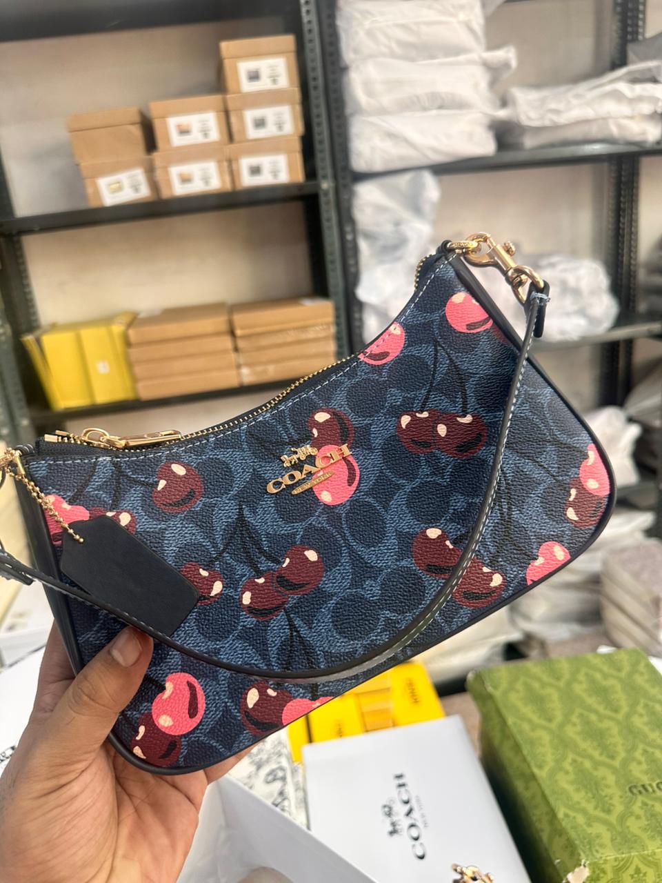 PREMIUM SHOULDER SLING BAG IN TOWN