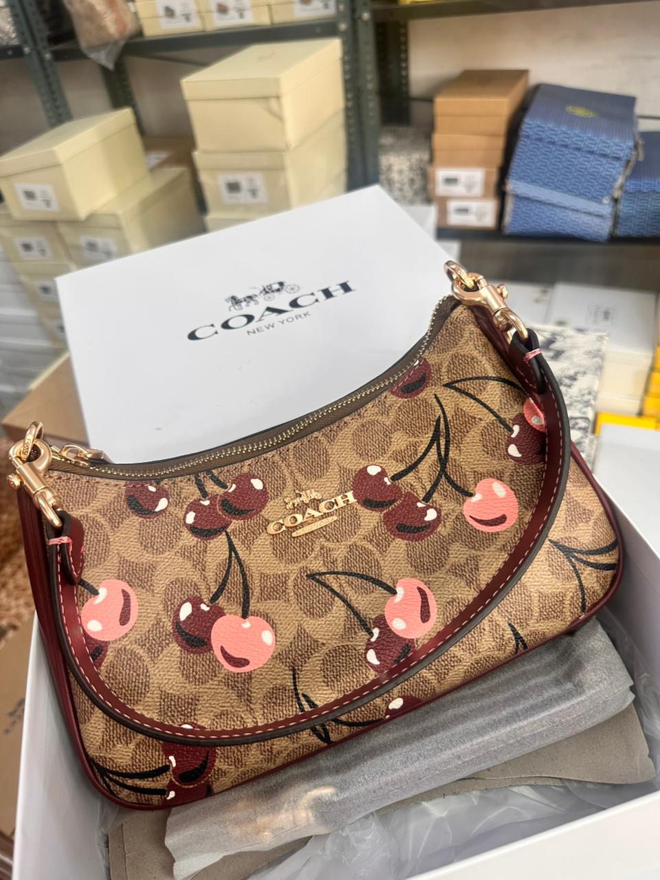 PREMIUM SHOULDER SLING BAG IN TOWN
