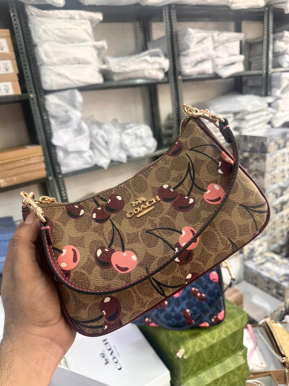 PREMIUM SHOULDER SLING BAG IN TOWN