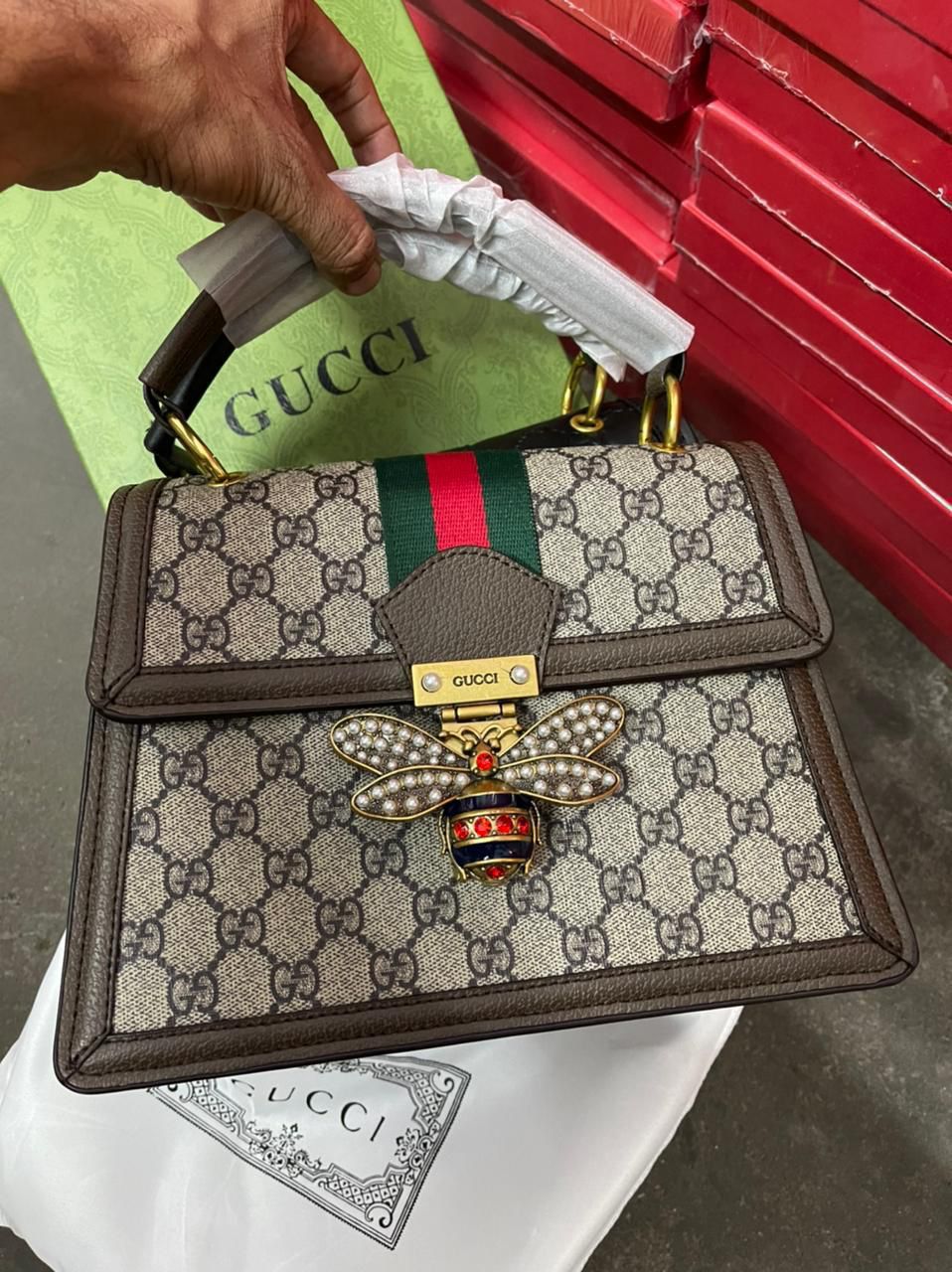 PREMIUM BEE BUCKLE ARTICLE FOR WOMEN