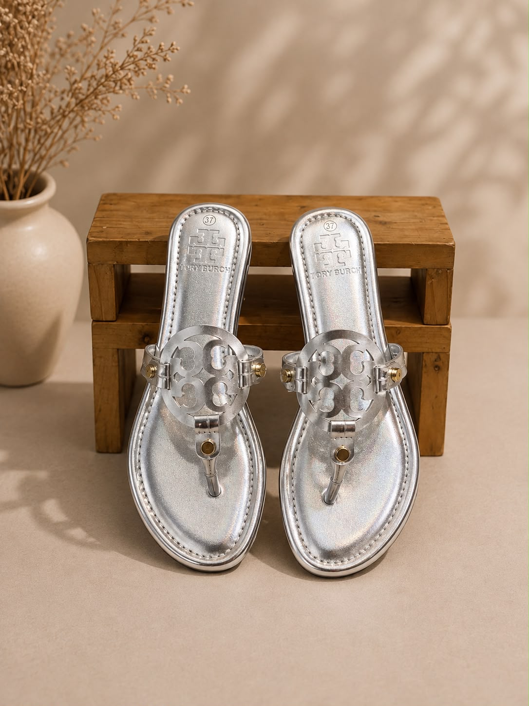 PREMIUM SLIDES FOR WOMEN